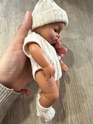 Muñeca de vinilo con traje a rayas