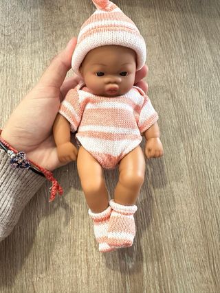 Muñeca de vinilo con traje a rayas