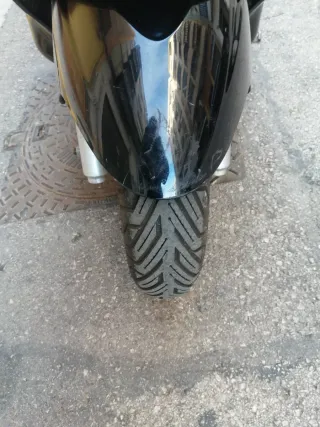 Se vende scooter negro marca SIM 250 Gts inyección
