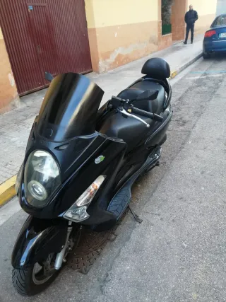 Se vende scooter negro marca SIM 250 Gts inyección