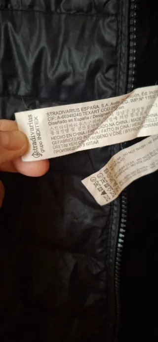 Plumas ligero negro Stradivarius