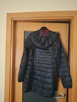 Plumas ligero negro Stradivarius