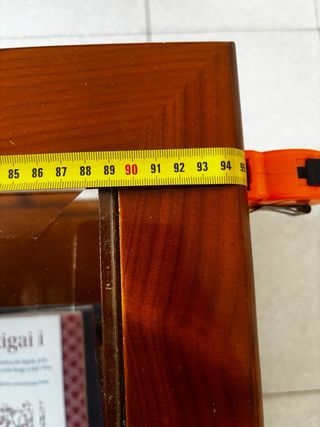 Mesa de pino con tapa de cristal biselada