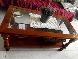 Mesa de pino con tapa de cristal biselada