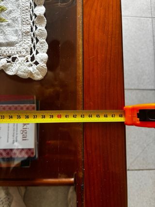 Mesa de pino con tapa de cristal biselada