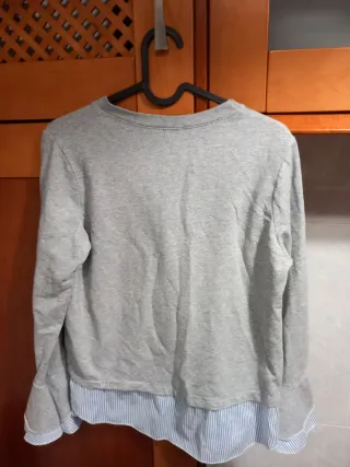 Camiseta gris con detalle rayas