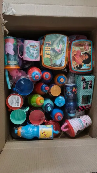 Lote 10 Cajas de productos de menaje y fiestas