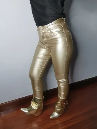 Pantalón polipiel dorado. Con etiqueta