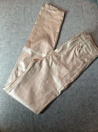 Pantalón polipiel dorado. Con etiqueta