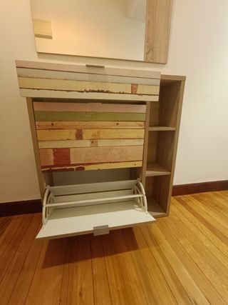 Zapatero y espejo de madera