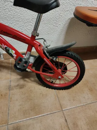 Bicicleta infantil roja 4 o 5 años