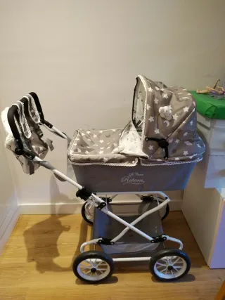 Cochecito de juguete con capota