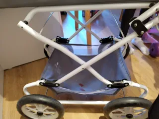 Cochecito de juguete con capota