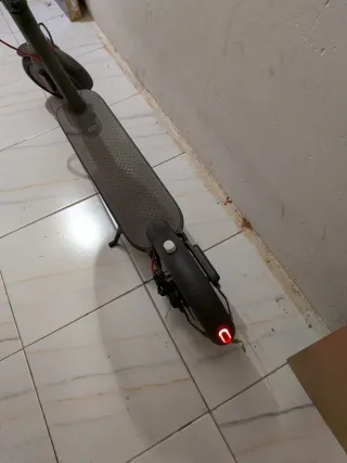 Patinete Xiaomi M365 - Ruedas macizadas, perfecto