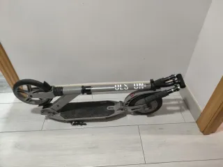 Patinete eléctrico gris