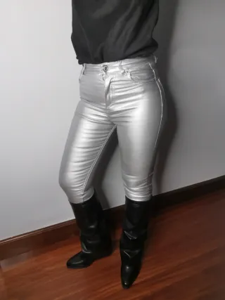 Pantalón polipiel plata. Con etiqueta