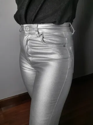 Pantalón polipiel plata. Con etiqueta