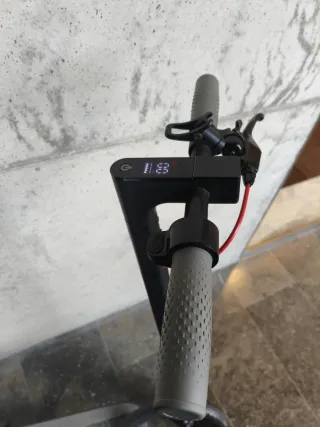 Patinete eléctrico gris