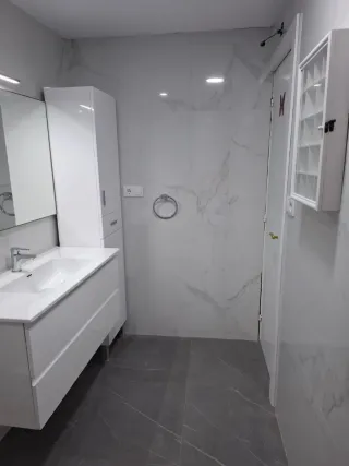 Reforma tu baño revalorizando tu hogar.