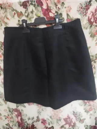 Falda negra con botones