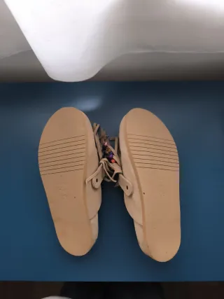 Zapatos planos ante con flecos y abalorios