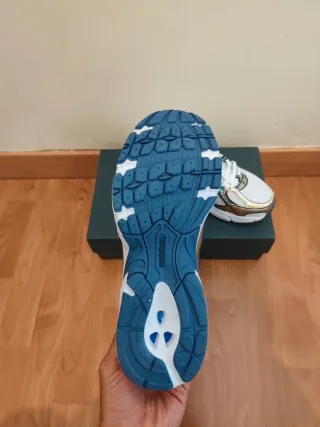 Tênis New Balance 740 - Dourado e Branco