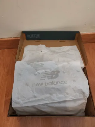 Tênis New Balance 740 - Dourado e Branco