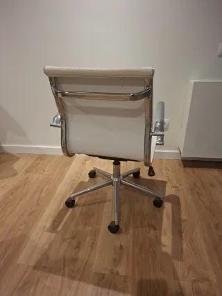 Silla de oficina moderna plateada y blanca