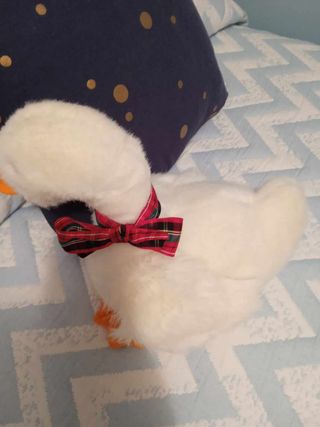 Pato de peluche blanco con lazo