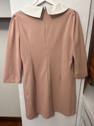 Vestido rosa con cuello blanco