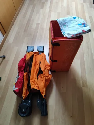 Cuna de viaje naranja plegable