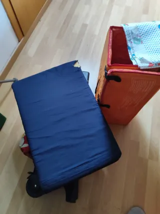 Cuna de viaje naranja plegable