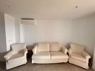 Sillón de tela blanco roto marfil