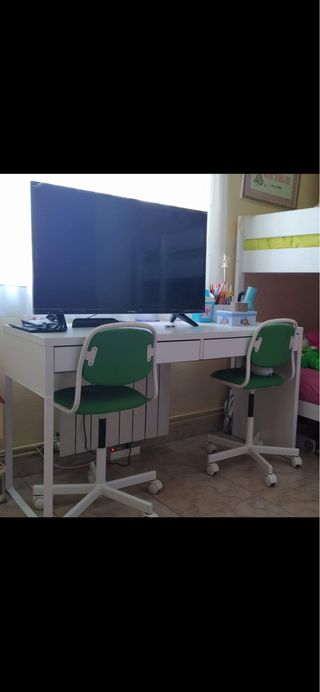 Escritorio blanco con 2 sillas verdes