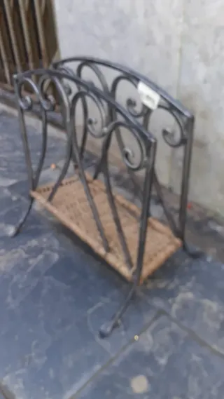 Revistero de forja con balda