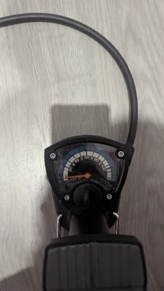 Inflador de pie con manómetro