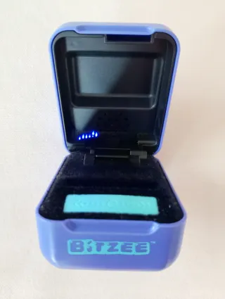 Bitzee Caja Morada Pixelada embalaje original