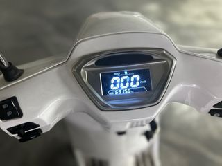Moto Eléctrica Blanca con Baúl