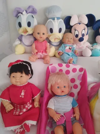 Lote 19 muñecos y peluches variados