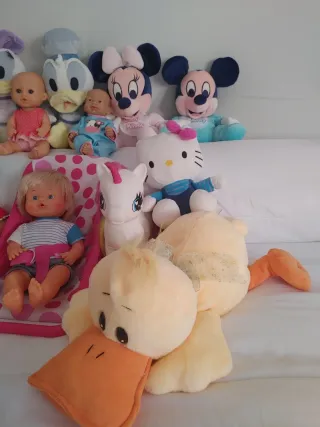 Lote 19 muñecos y peluches variados