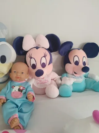 Lote 19 muñecos y peluches variados