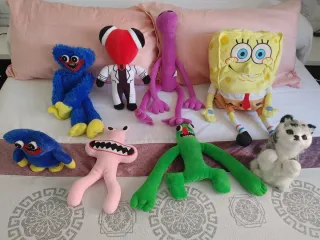 Lote 19 muñecos y peluches variados