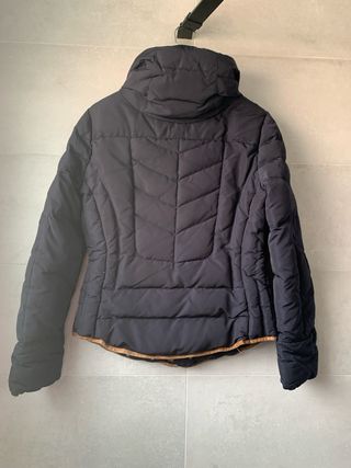 Cazadora Zara azul marino con detalles dorados