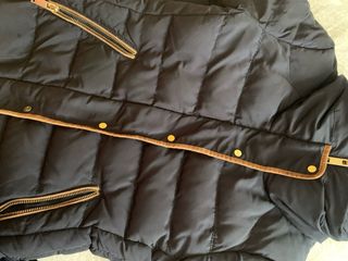 Cazadora Zara azul marino con detalles dorados