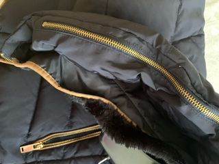 Cazadora Zara azul marino con detalles dorados