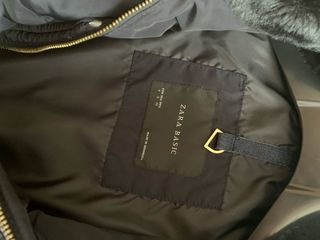 Cazadora Zara azul marino con detalles dorados