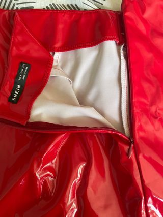 Falda roja efecto cuero