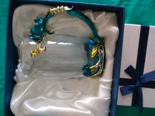 Vaso de cristal con asa decorada