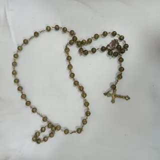 Rosario antiguo de cuentas marrones