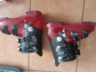 Sci, bastoncini e scarponi da sci